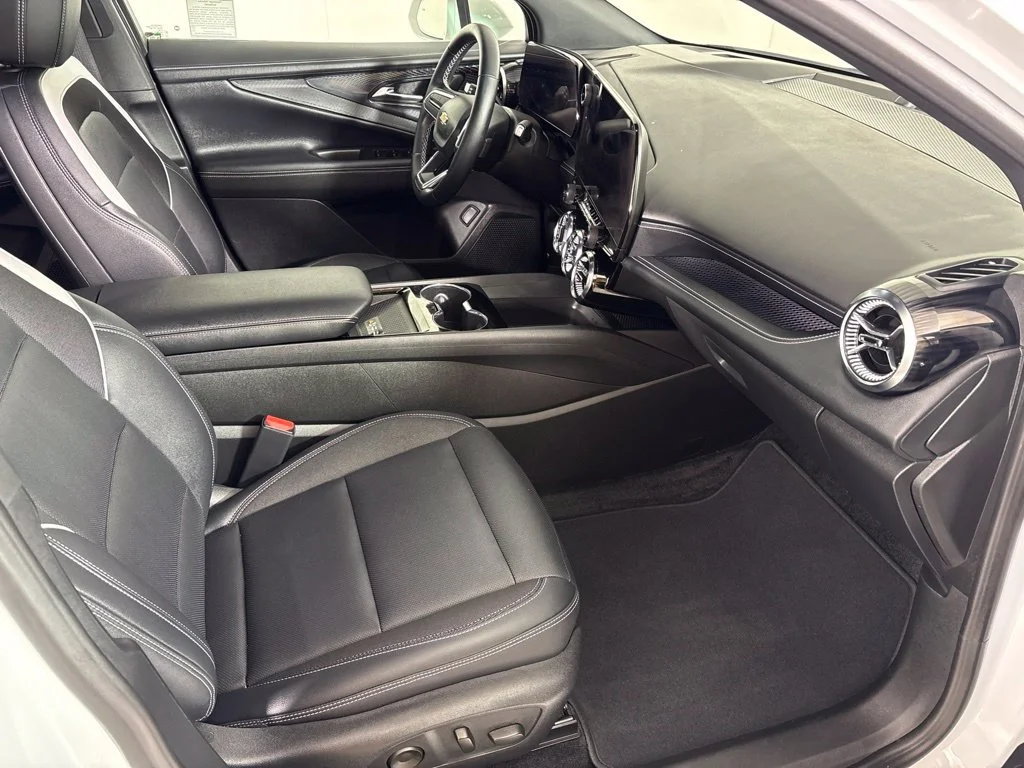 Used 2024 Summit White Chevrolet LT image 23