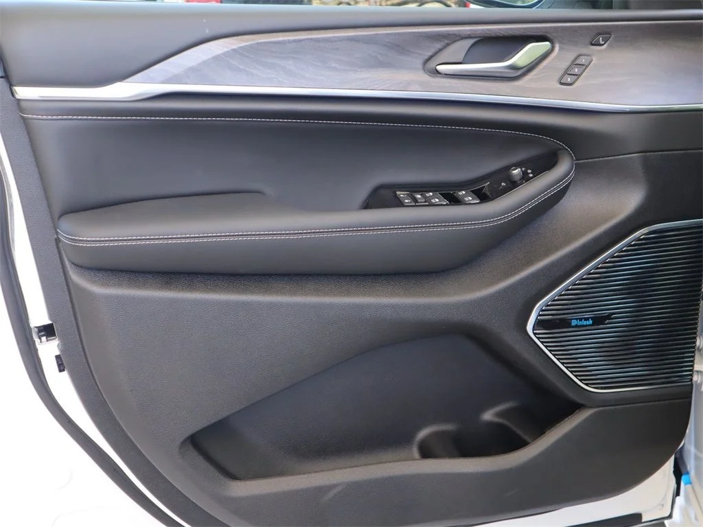 2023 Jeep Grand Cherokee Overland - Photo 24