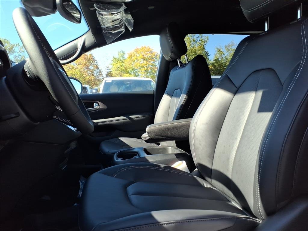 New 2026 Bright White Clear-Coat Exterior Paint Chrysler Select image 18