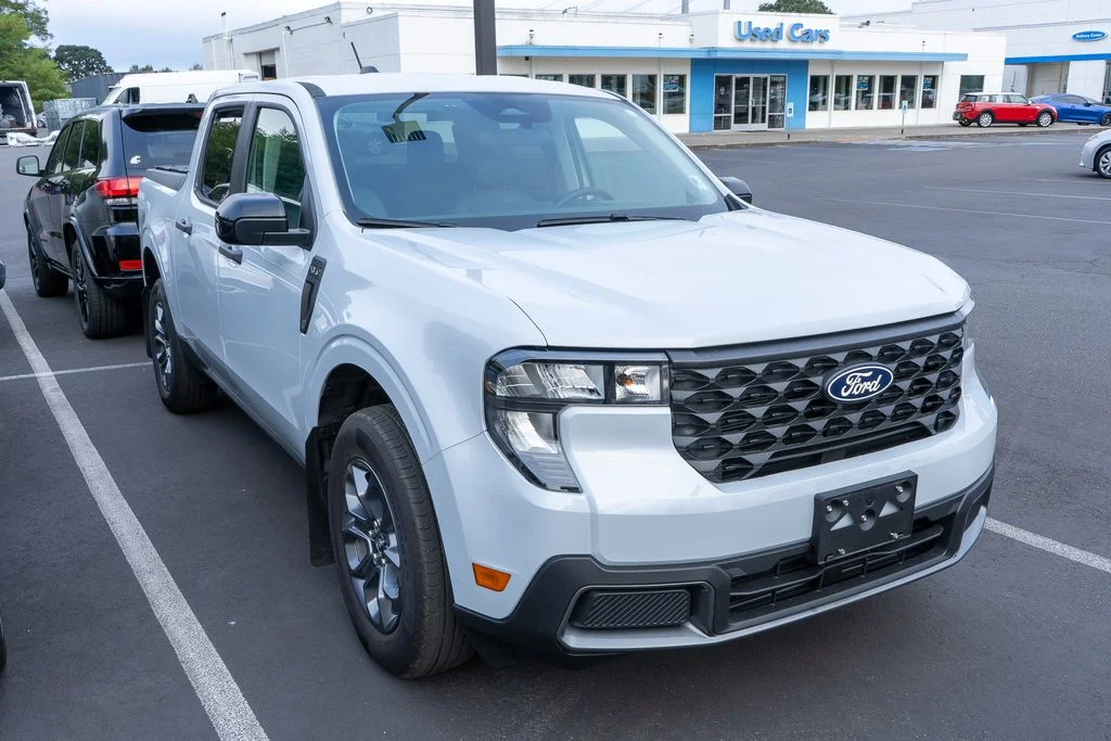 Used 2025 White Metallic Ford XLT image 3