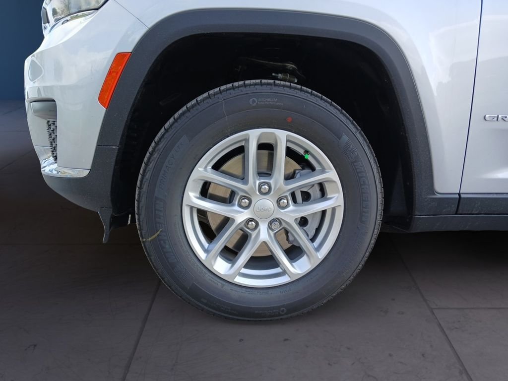 New 2026 Silver Zynith Exterior Paint Jeep Laredo image 9