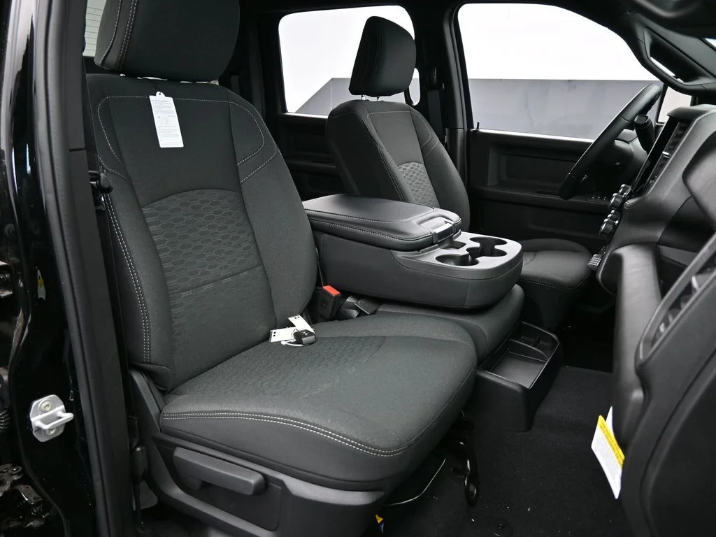 New 2026 Diamond Black Crystal Pearl-Coat Exterior Paint RAM Tradesman image 41