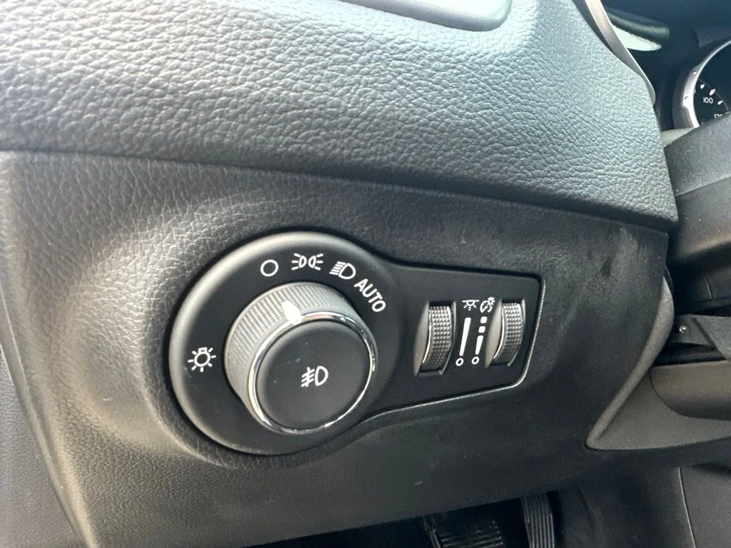 Used 2020 White Jeep Limited image 10