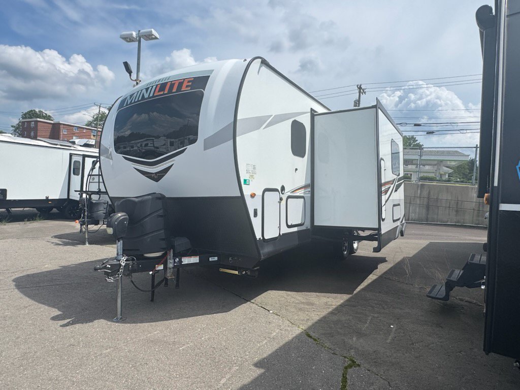 Used 2021  Forestriver 2075S image 2