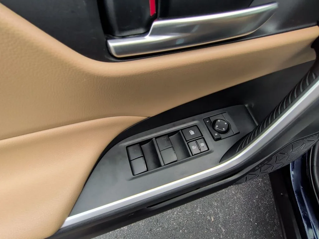 Used 2019  Toyota XLE image 13