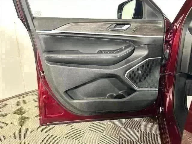 New 2026 Velvet Red Pearl-Coat Exterior Paint Jeep Limited image 13