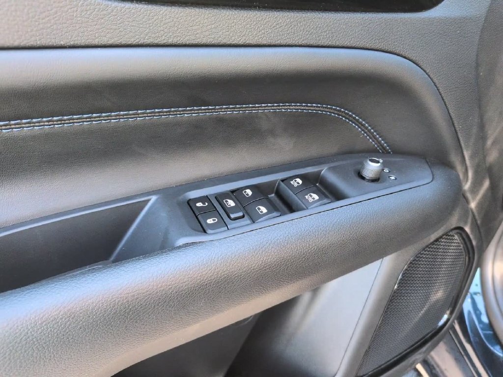 New 2026 Fathom Blue Pearl-Coat Exterior Paint Jeep Latitude image 17