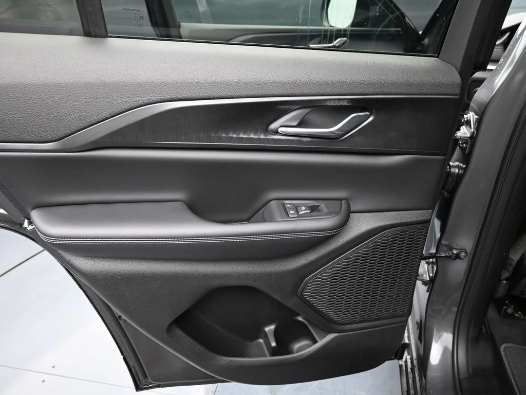 New 2026 Baltic Gray Metallic Clear-Coat Exterior Paint Jeep Laredo X image 25
