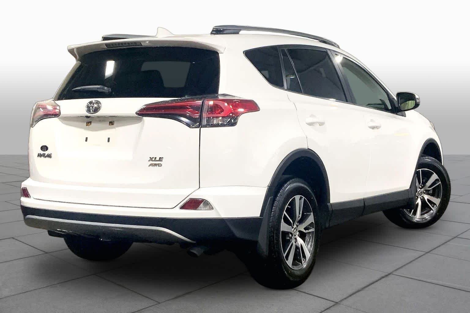 Used 2018 Super White Toyota XLE image 13