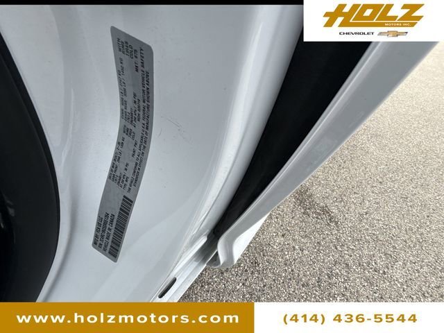 Used 2025 White Chrysler Select image 32