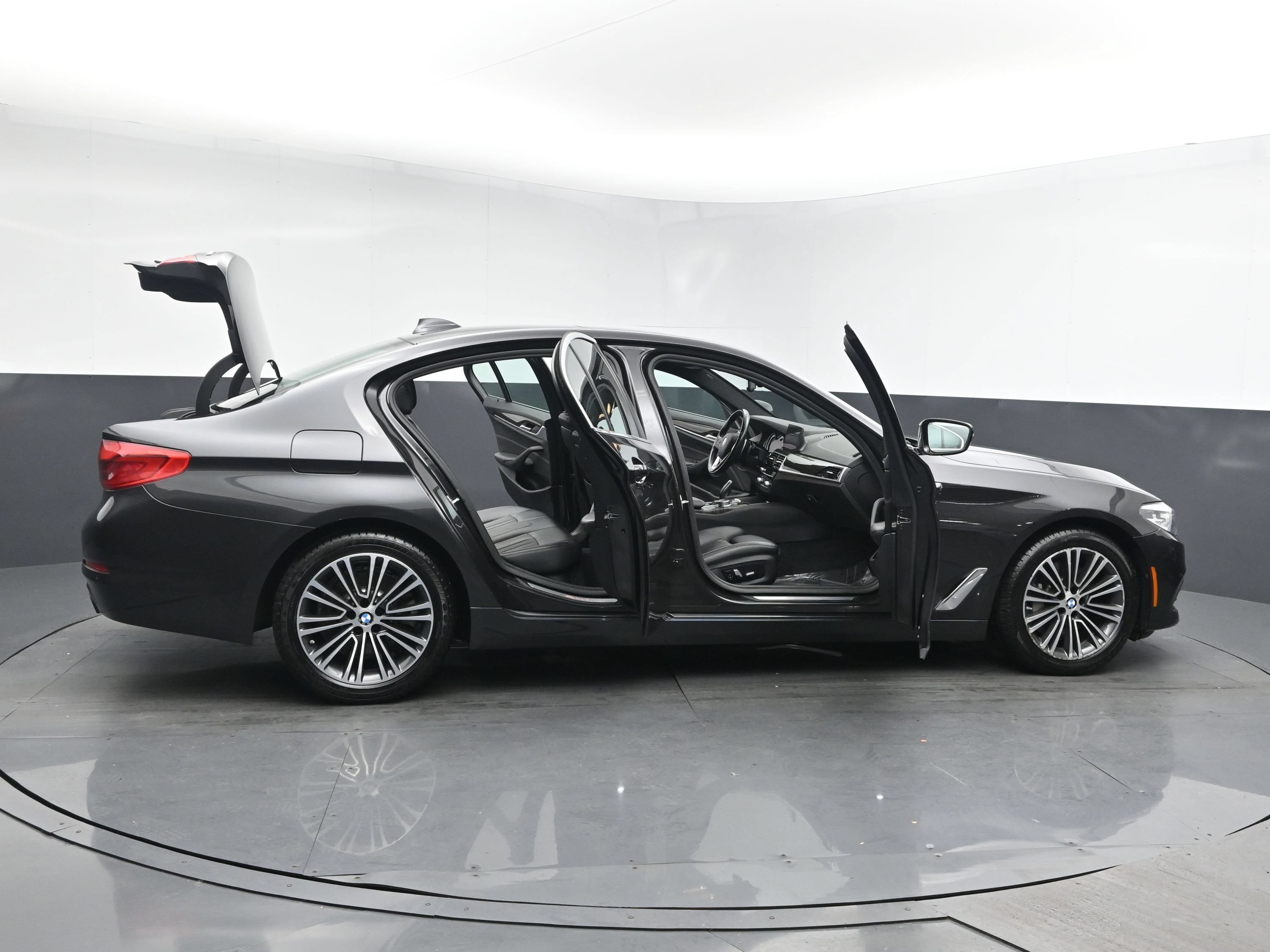 Used 2019 Dark Graphite Metallic BMW 530i xDrive image 26