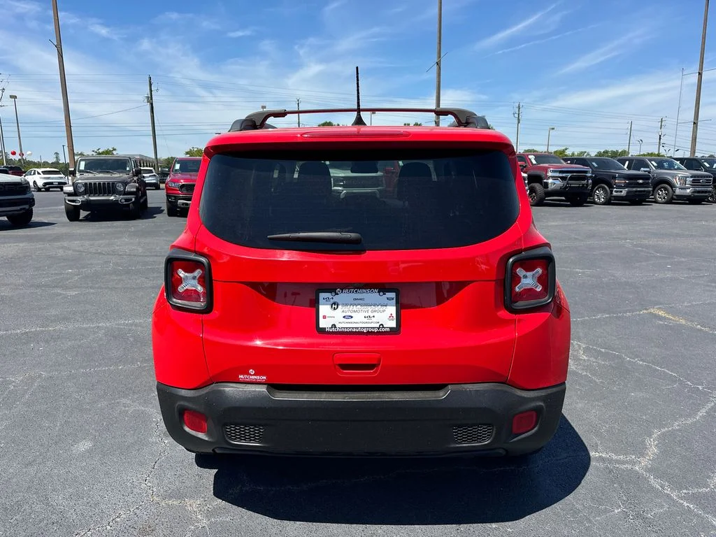 Used 2018 Red Jeep Latitude image 6