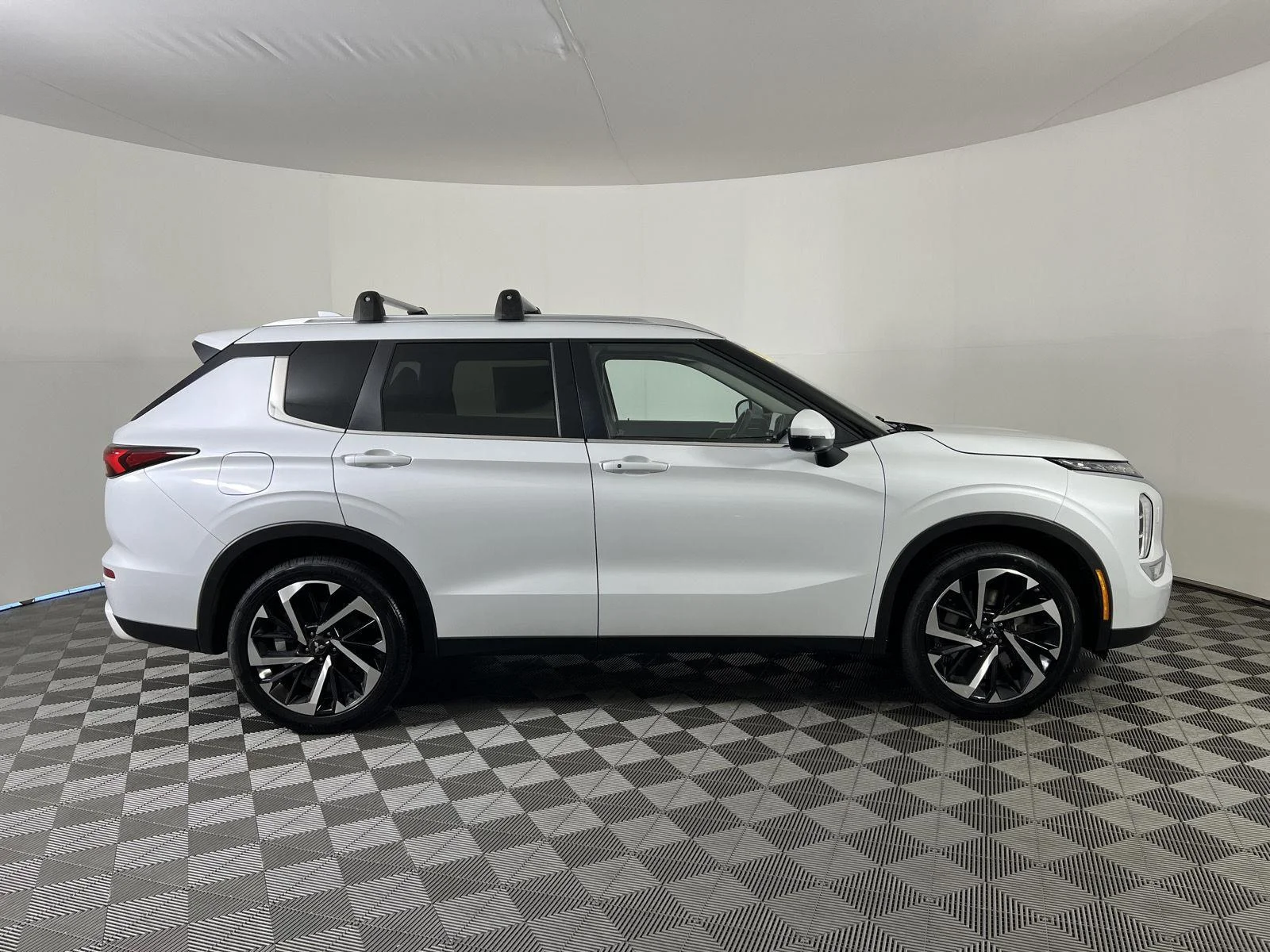 Used 2023 White Diamond Mitsubishi SE image 3