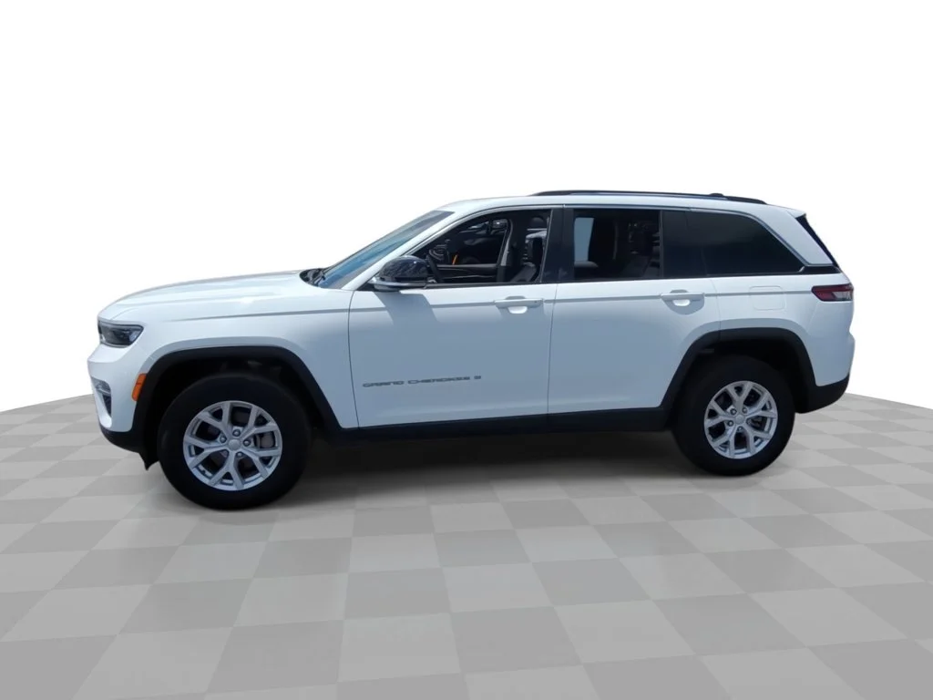 Used 2023 White Jeep Limited 4x4 image 4