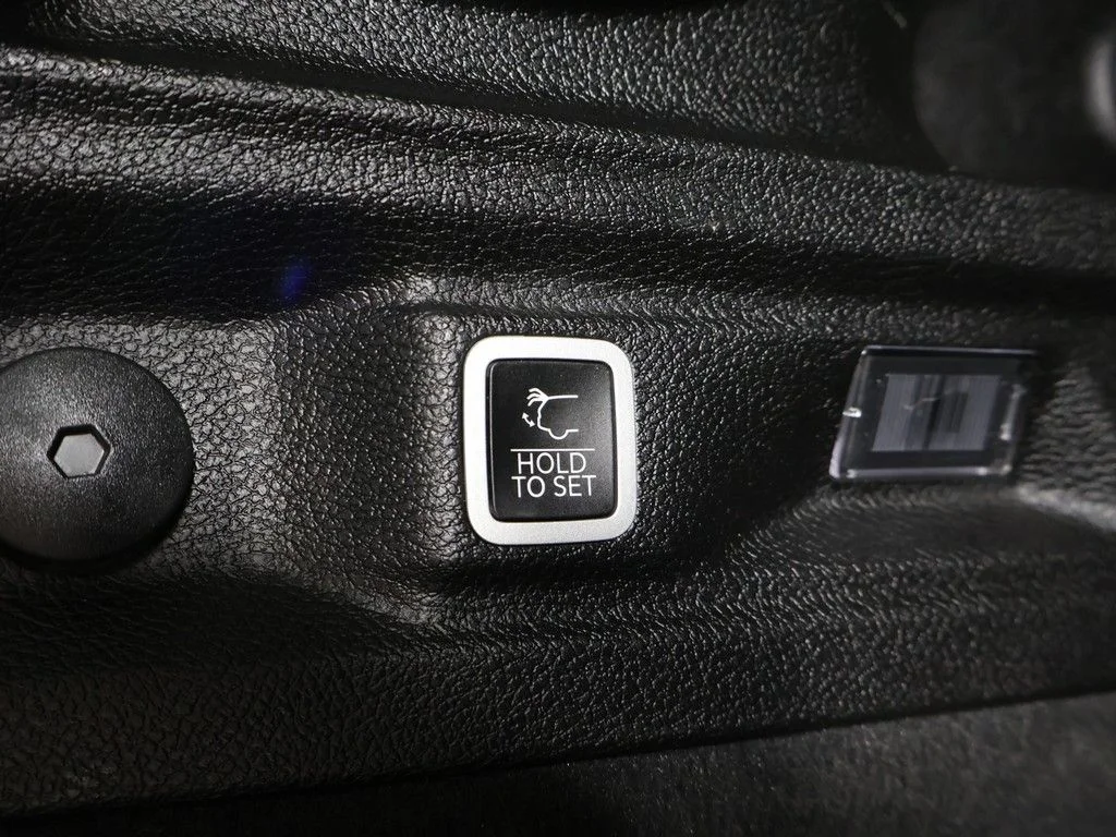 Used 2023 Black Jeep Summit Reserve image 27
