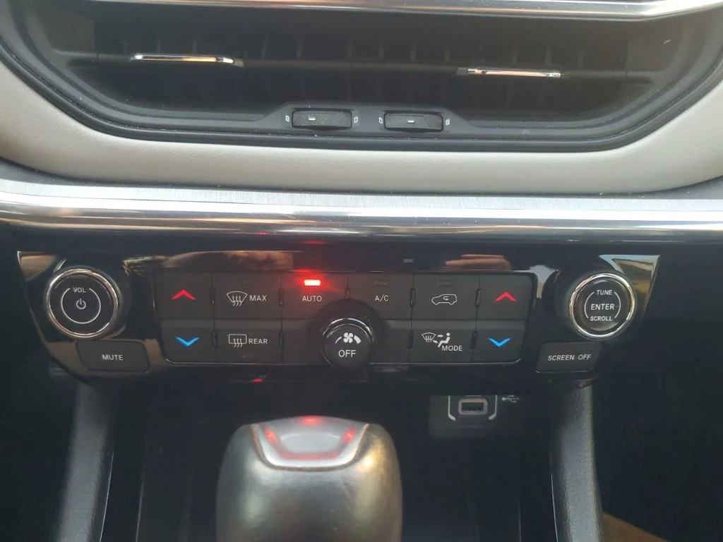 Used 2023 Silver Jeep Limited image 24