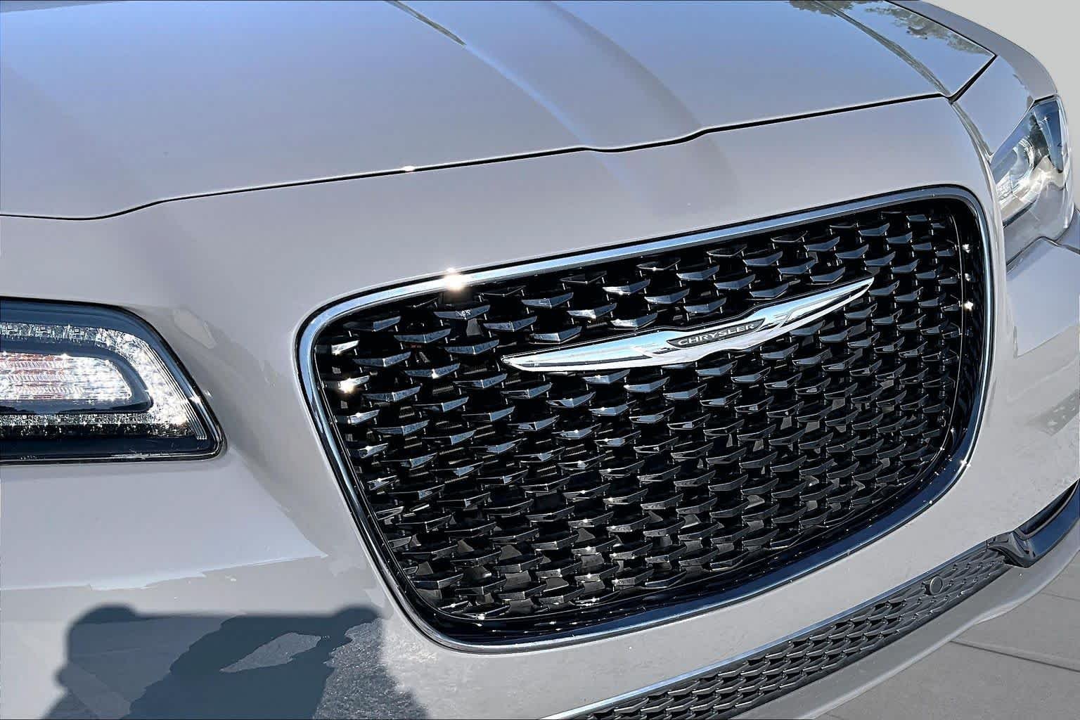 Used 2019 Ceramic Grey Clearcoat Chrysler 300S image 28