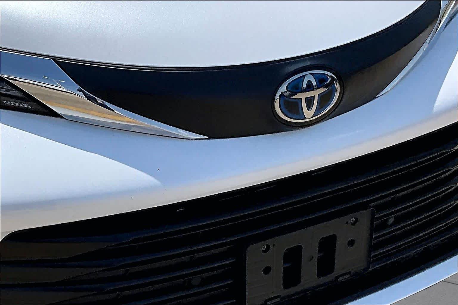 Used 2025 Wind Chill Pearl Toyota XLE image 29