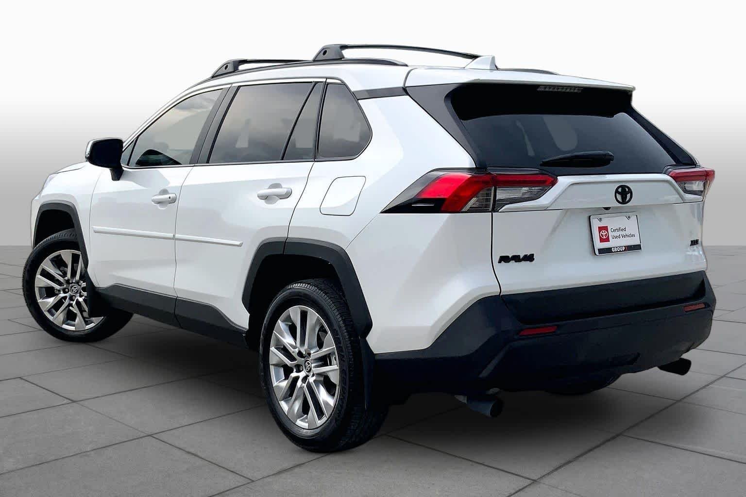 Used 2025 Wind Chill Pearl Toyota XLE Premium image 12