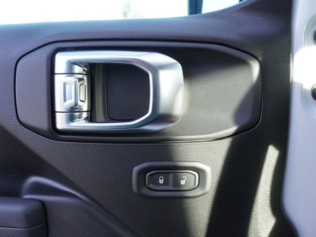 New 2026 Bright White Clear-Coat Exterior Paint Jeep Sport image 10