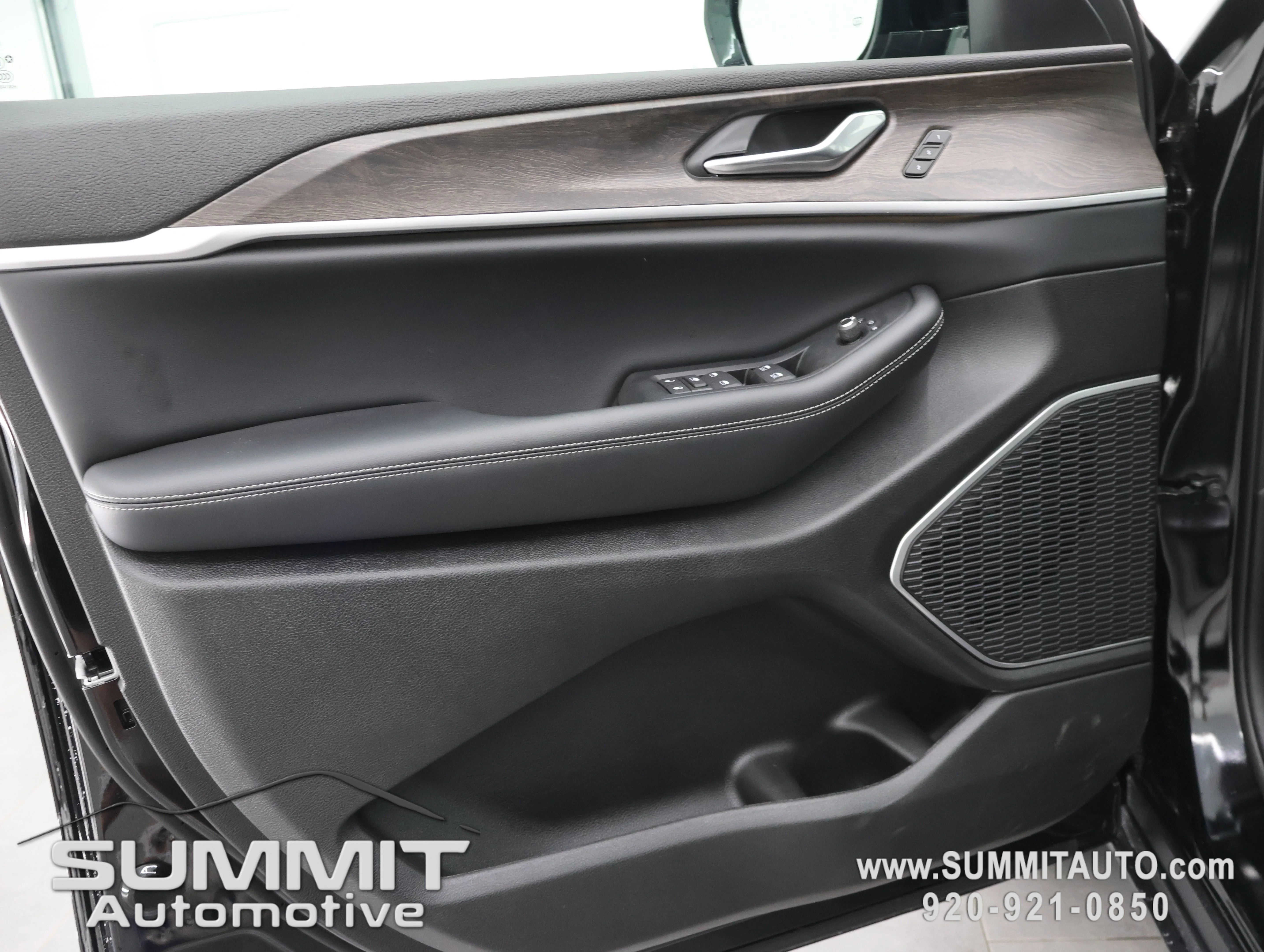 New 2026 Diamond Black Crystal Pearlcoat Jeep Limited image 46