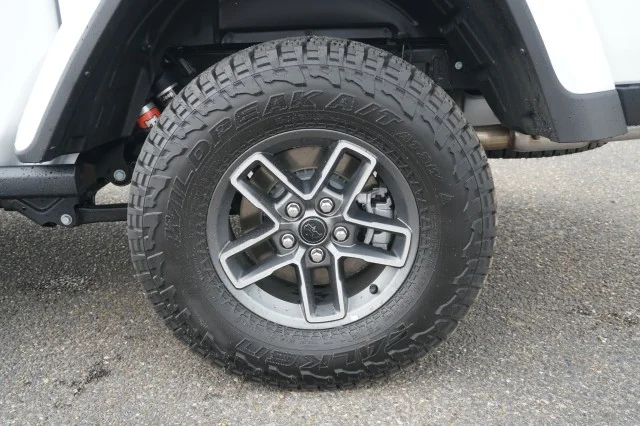 Used 2025 WHITE Jeep Mojave image 13