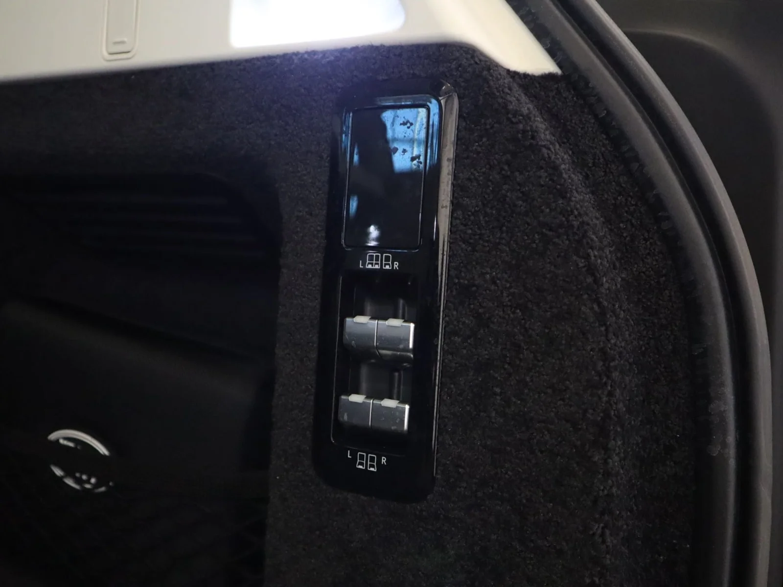 Used 2024 White Land Rover P530 Autobiography LWB 7 Seat image 13