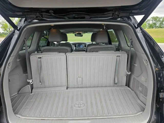 Used 2019  Toyota SE image 23