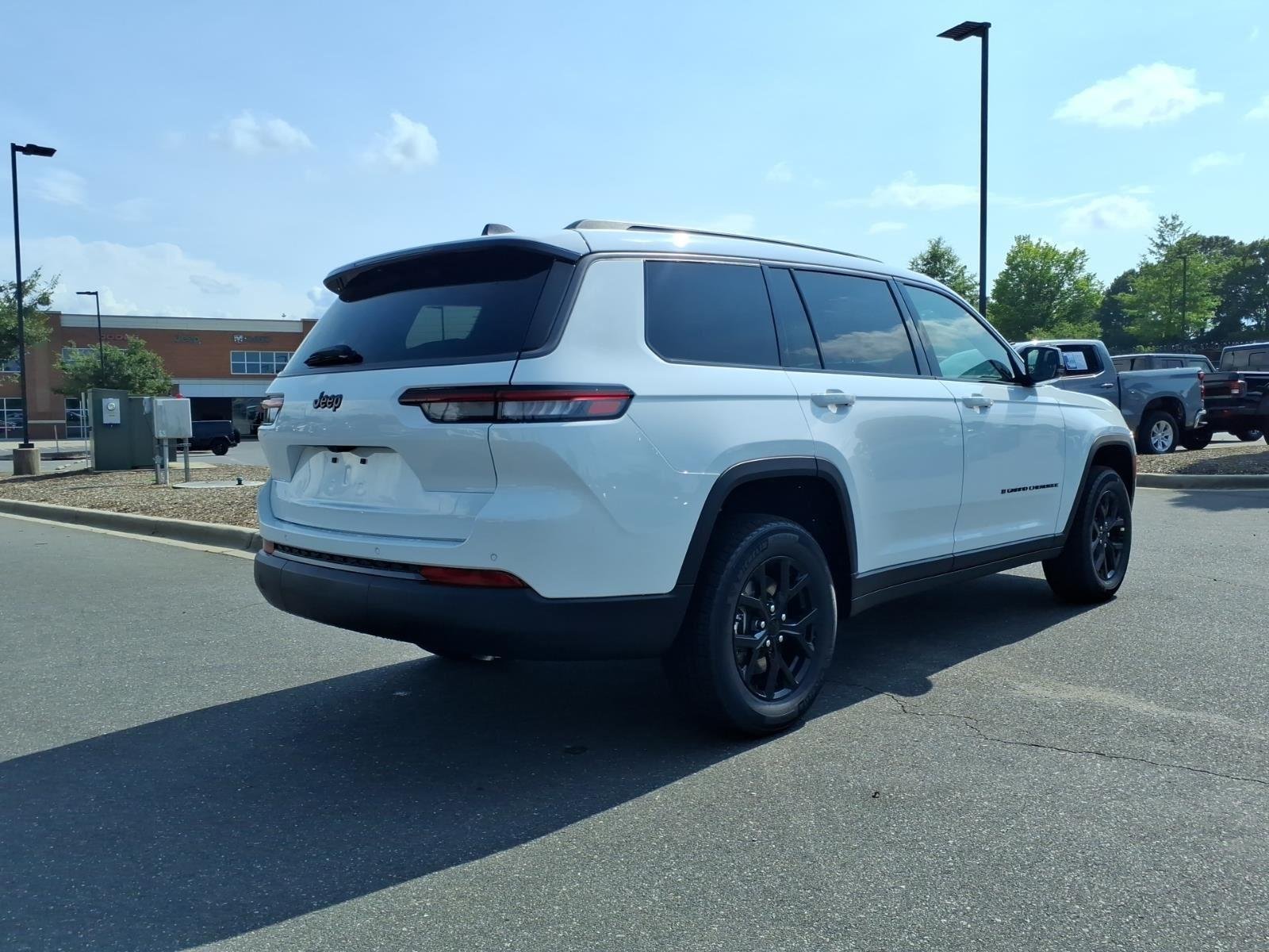 New 2026 Bright White Clear-Coat Exterior Paint Jeep Laredo Altitude image 2