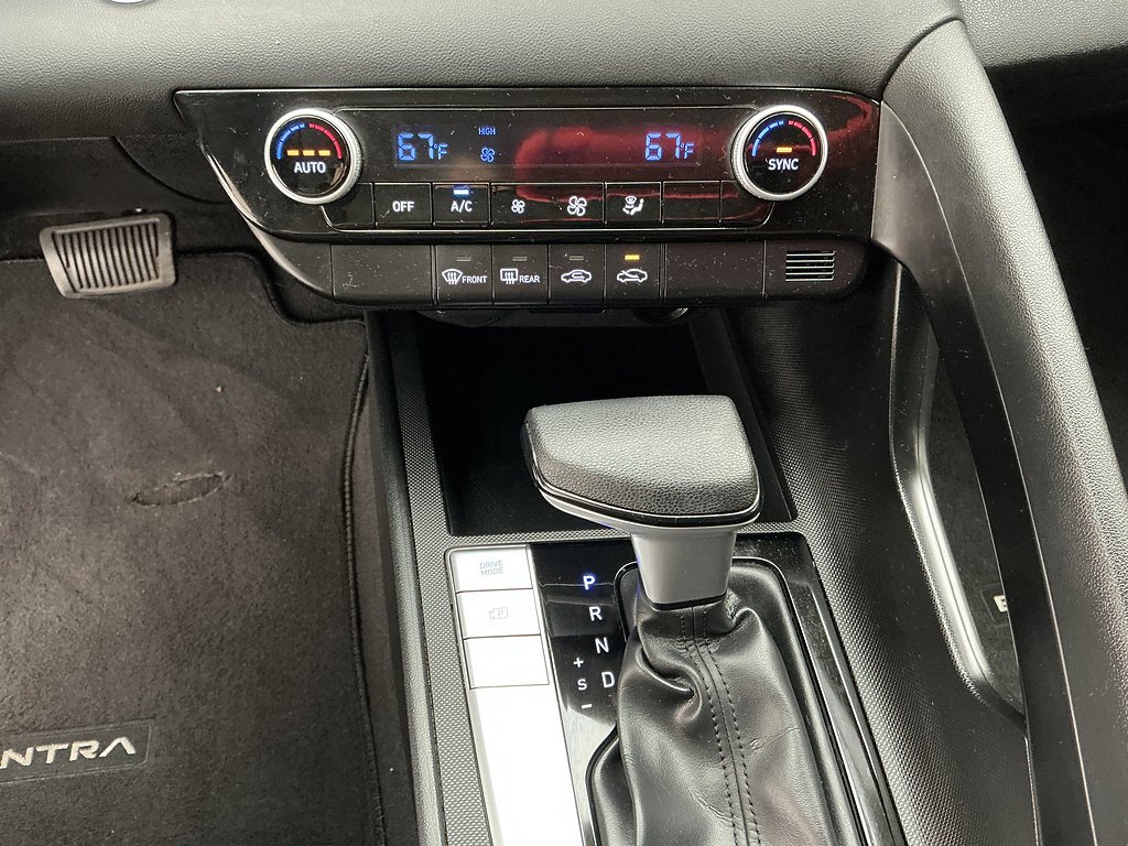 Used 2022 Phantom Black Hyundai SEL image 12