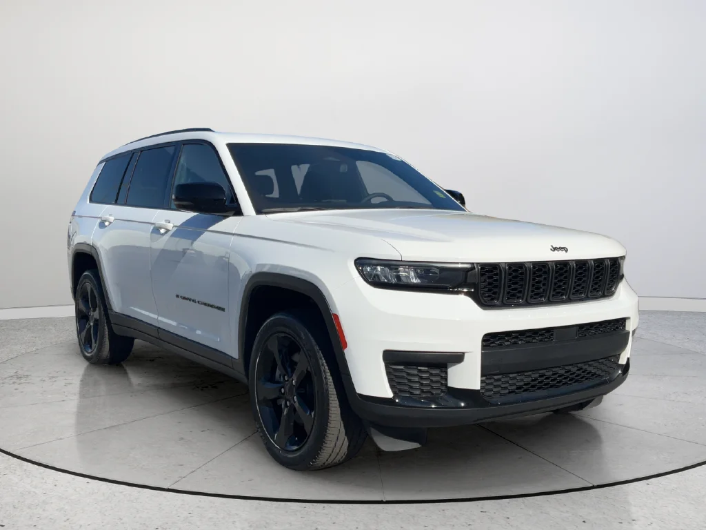 Used 2023 White Jeep Altitude image 1