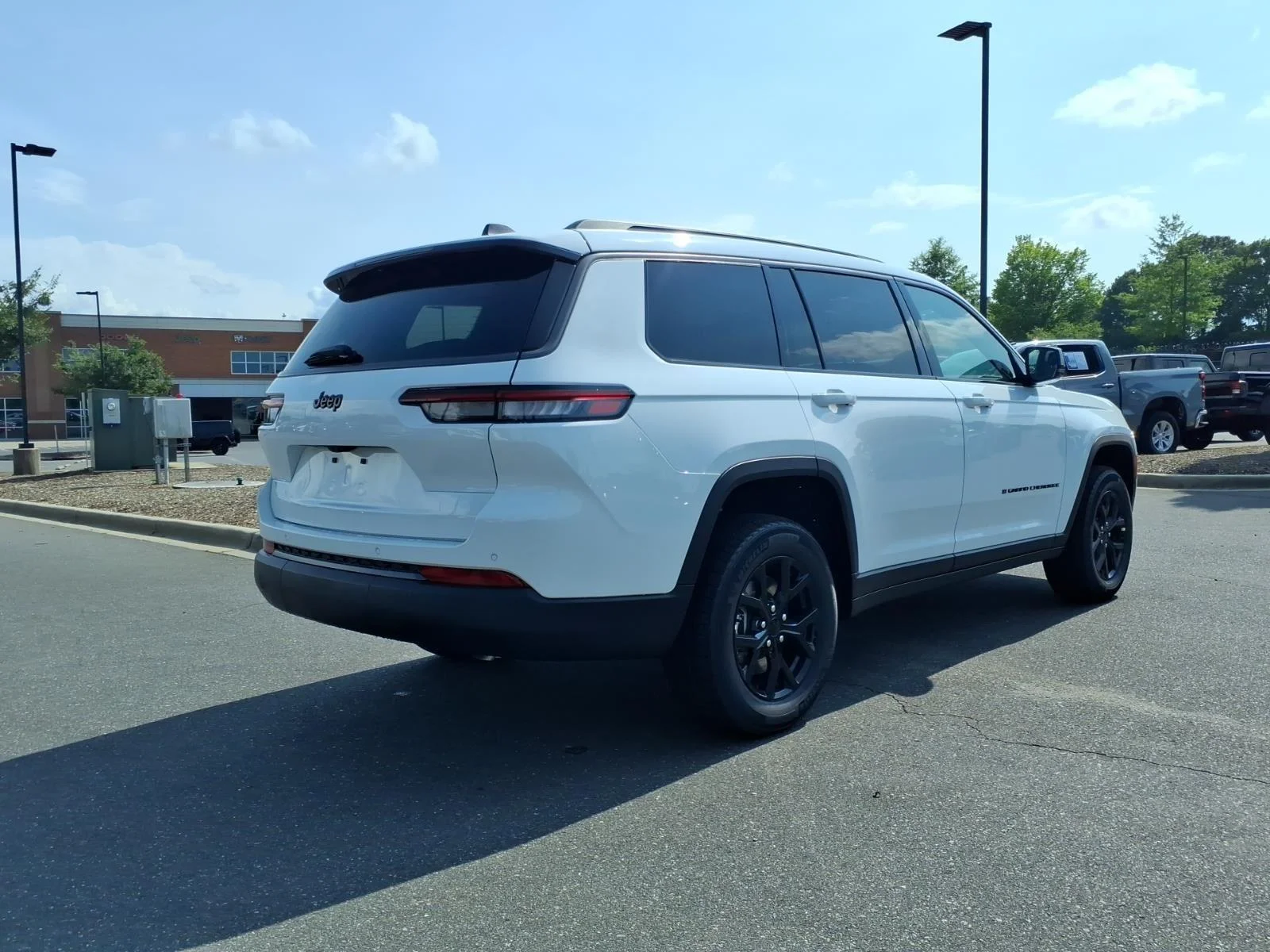 New 2026 Bright White Clear-Coat Exterior Paint Jeep Laredo Altitude image 2