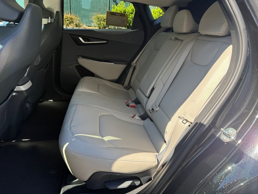 Used 2023 Black Kia Wind image 19