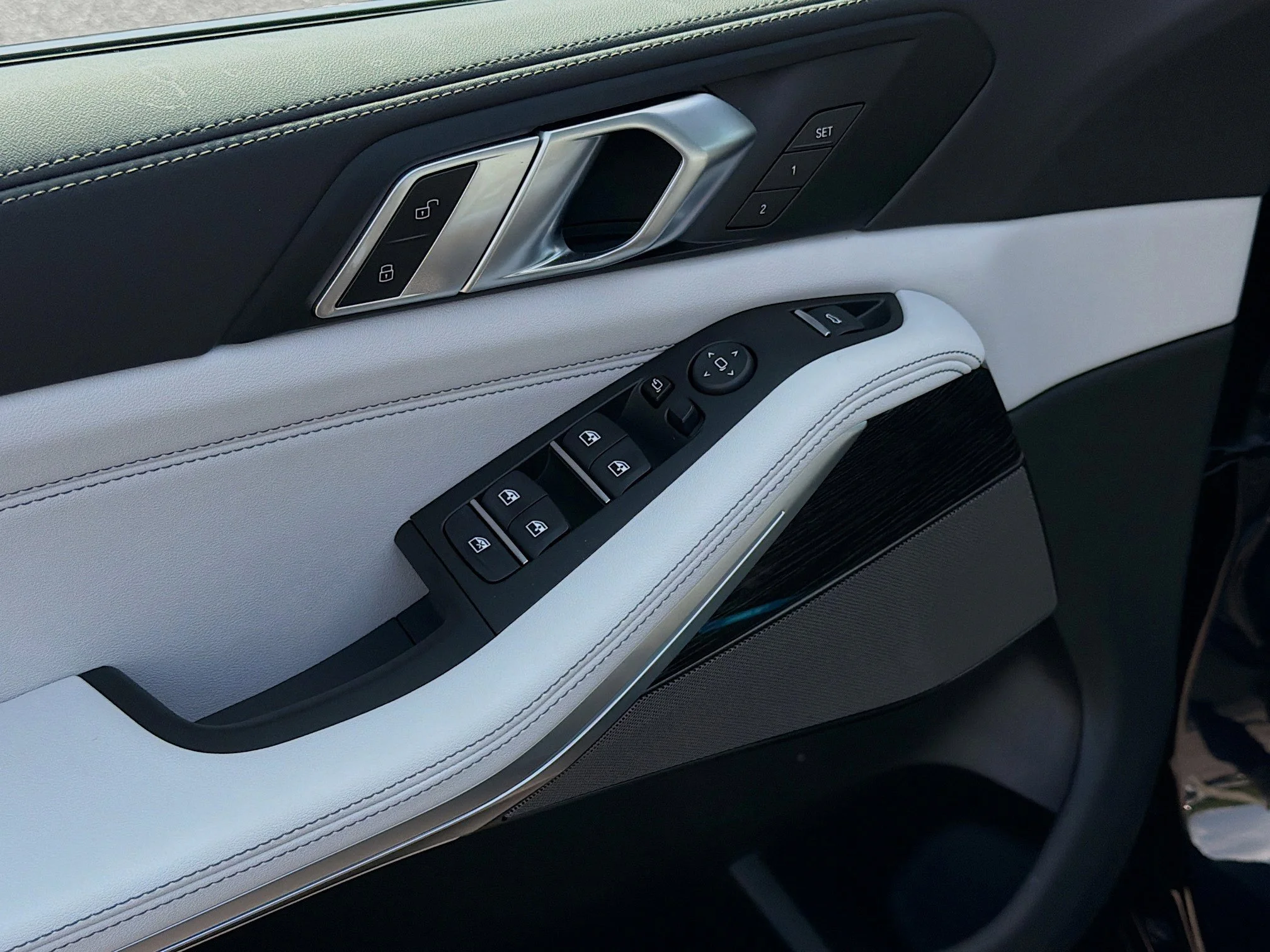 New 2026 Carbon Black Metallic BMW xDrive40i image 22