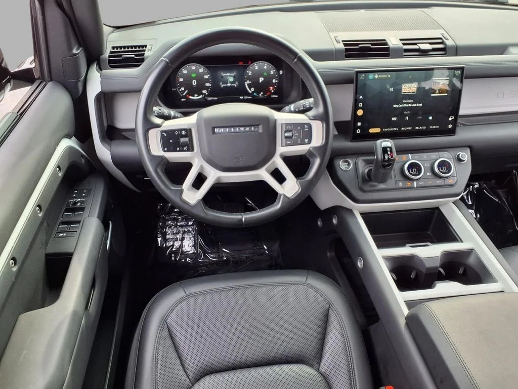 Used 2025 White Land Rover S image 4