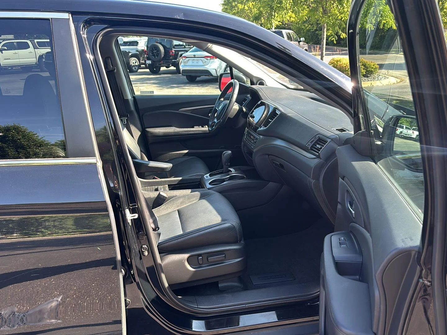 Used 2019 Crystal Black Pearl Honda EX-L image 22