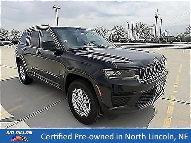 Used 2023 Diamond Black Crystal Pearlcoat Jeep Laredo image 6