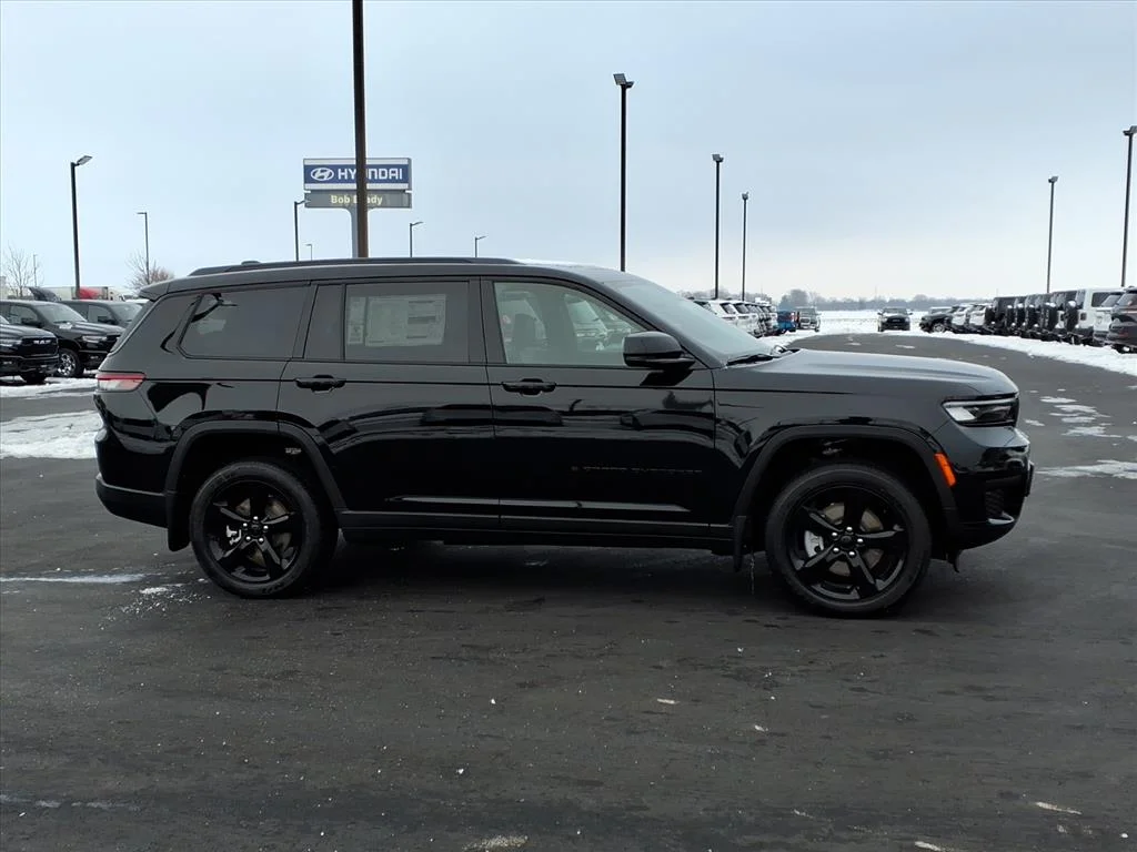 New 2025 Diamond Black Crystal Pearl-Coat Exterior Paint Jeep Altitude X image 2