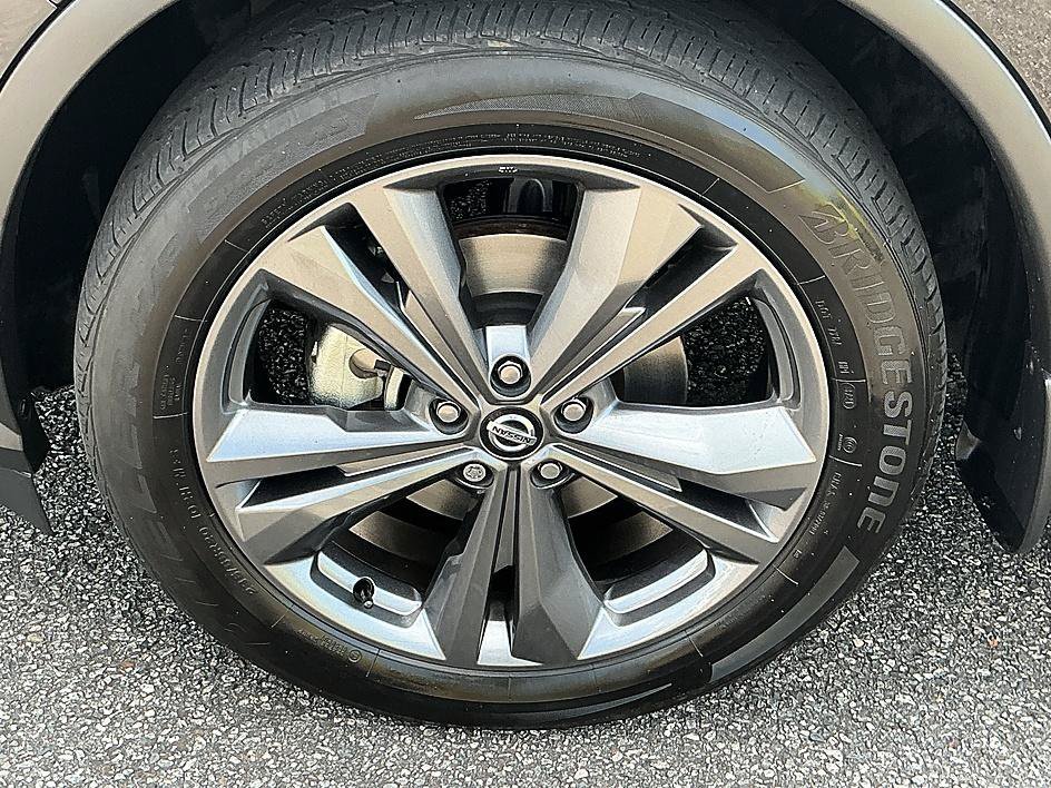 Used 2022 Magnetic Black Pearl Nissan Platinum image 9