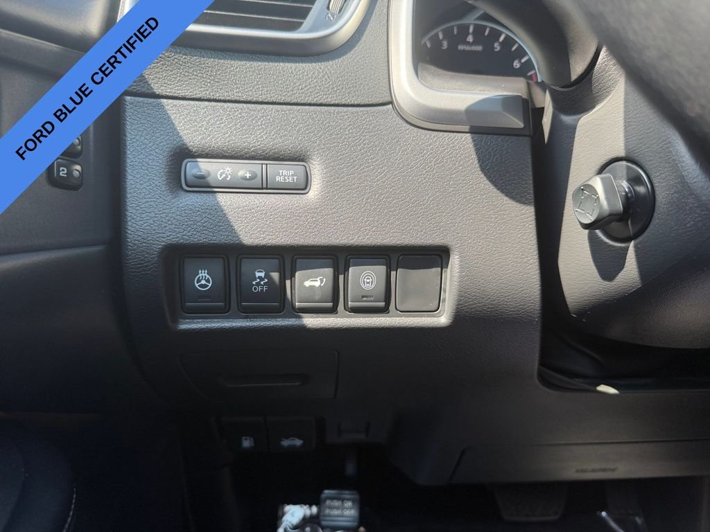 Used 2019 White Nissan Platinum image 19