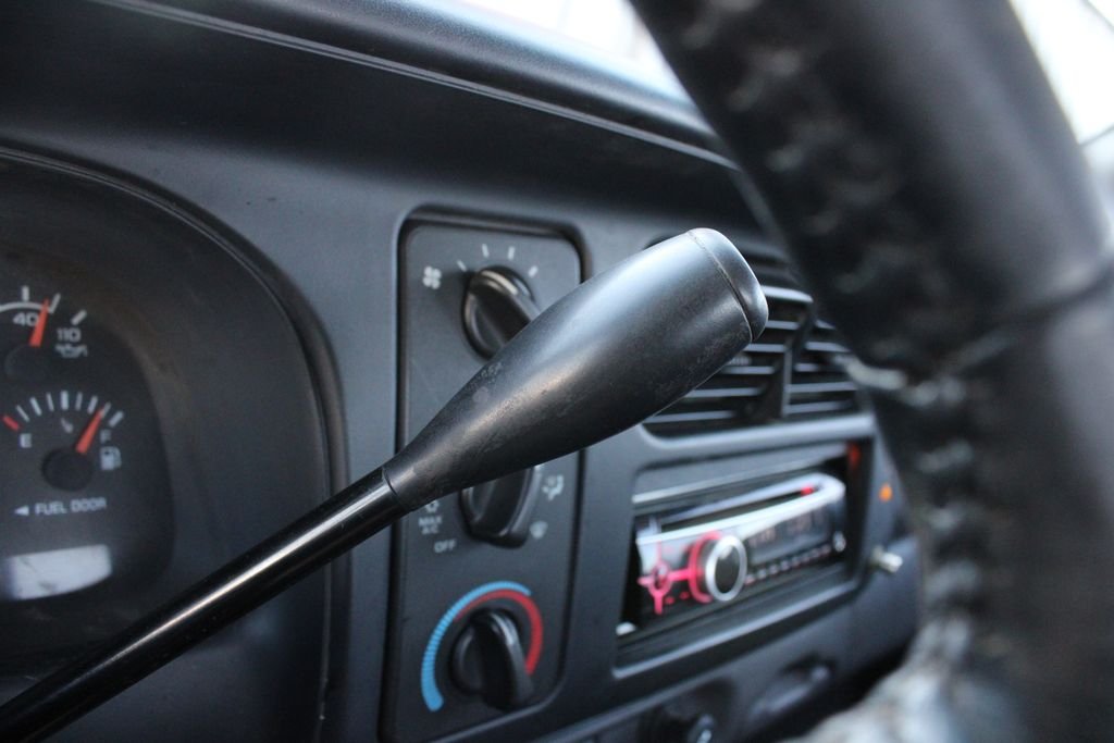 Used 2000 White Dodge Sport image 10