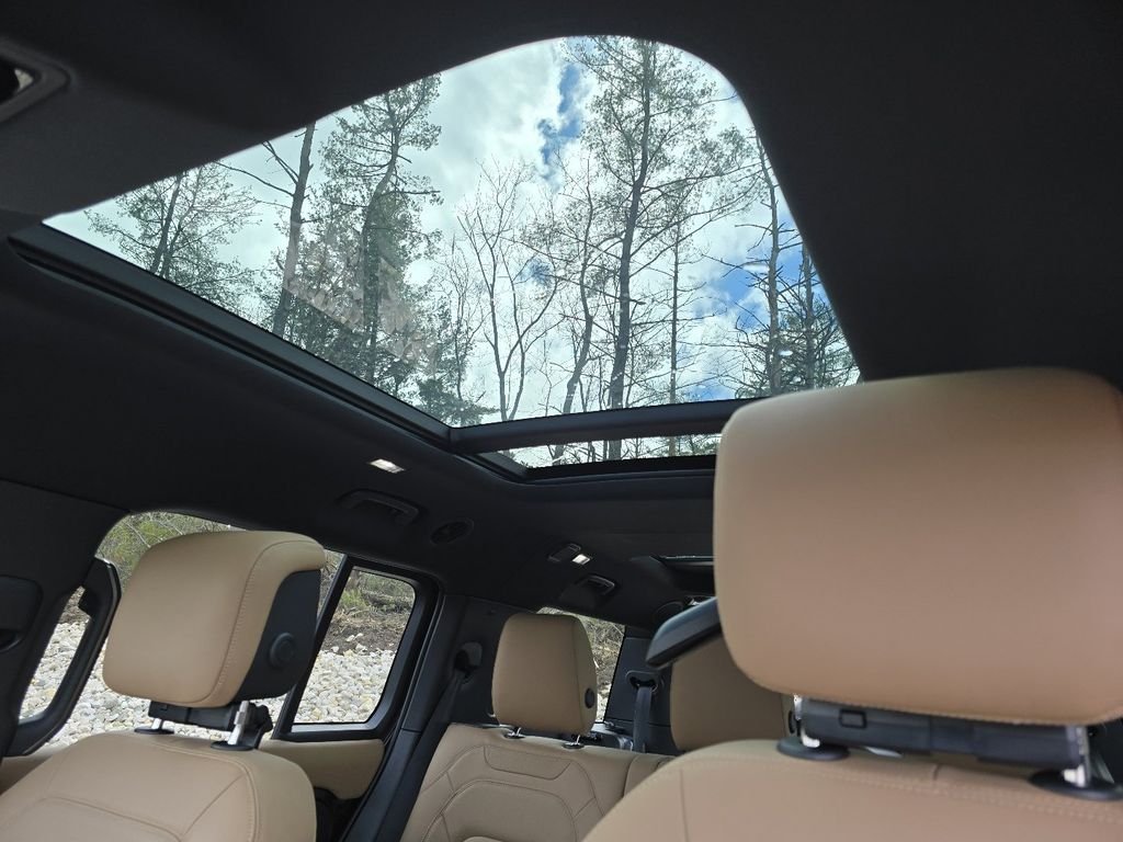 New 2026 Sedona Red Land Rover X-Dynamic se image 3