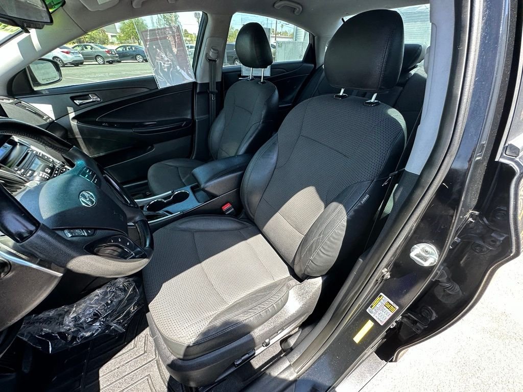 Used 2012 Black Hyundai SE image 3