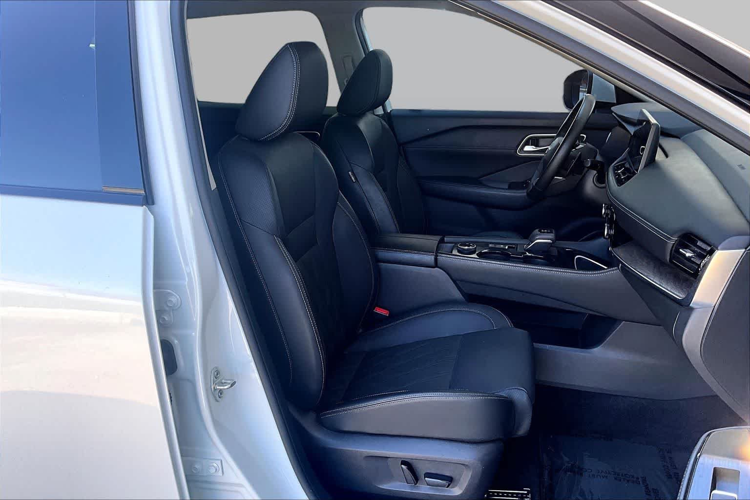 Used 2025 Everest White Pearl Nissan Platinum image 9