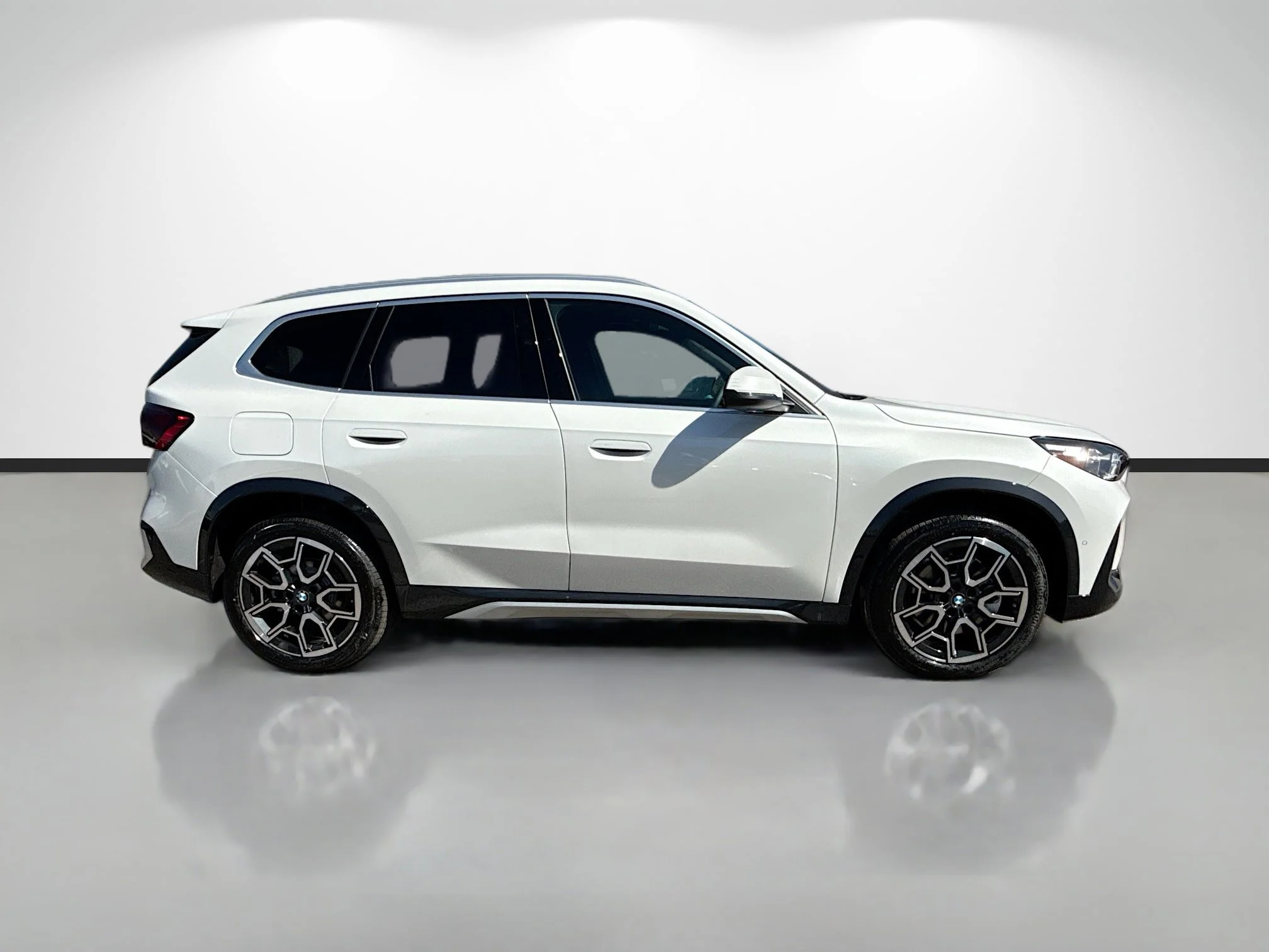 New 2026 Mineral White Metallic BMW xDrive28i image 2