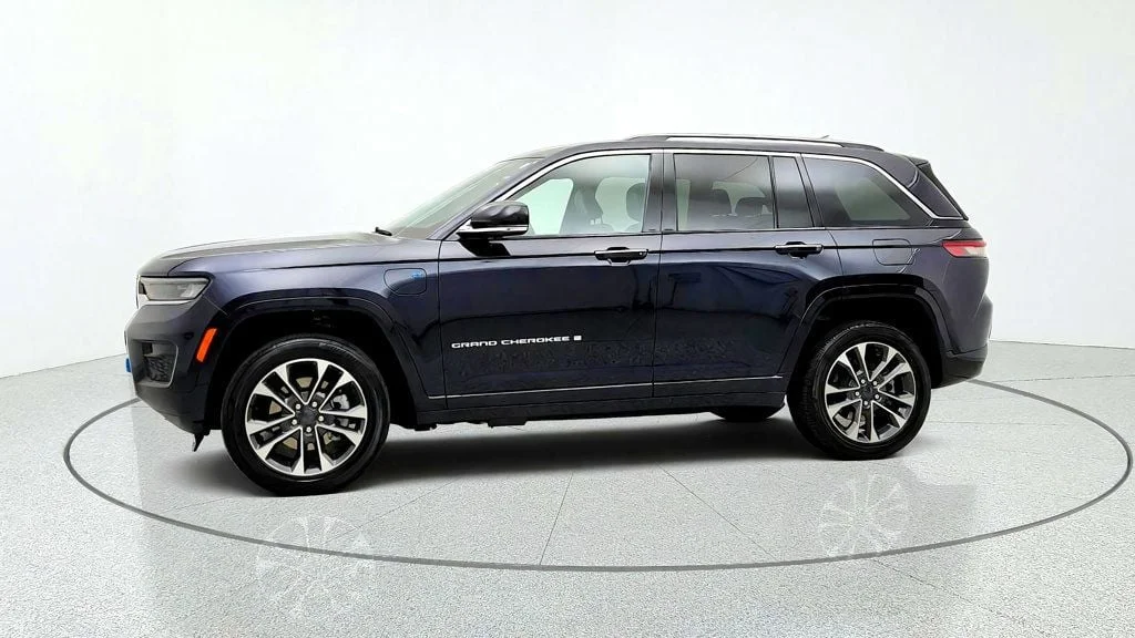 Used 2023 Midnight Sky Jeep Overland 4x4 image 8