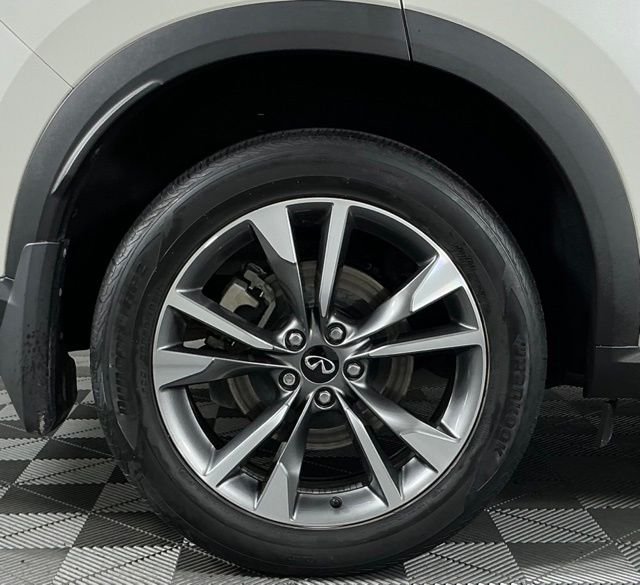 Used 2023 White INFINITI LUXE image 9
