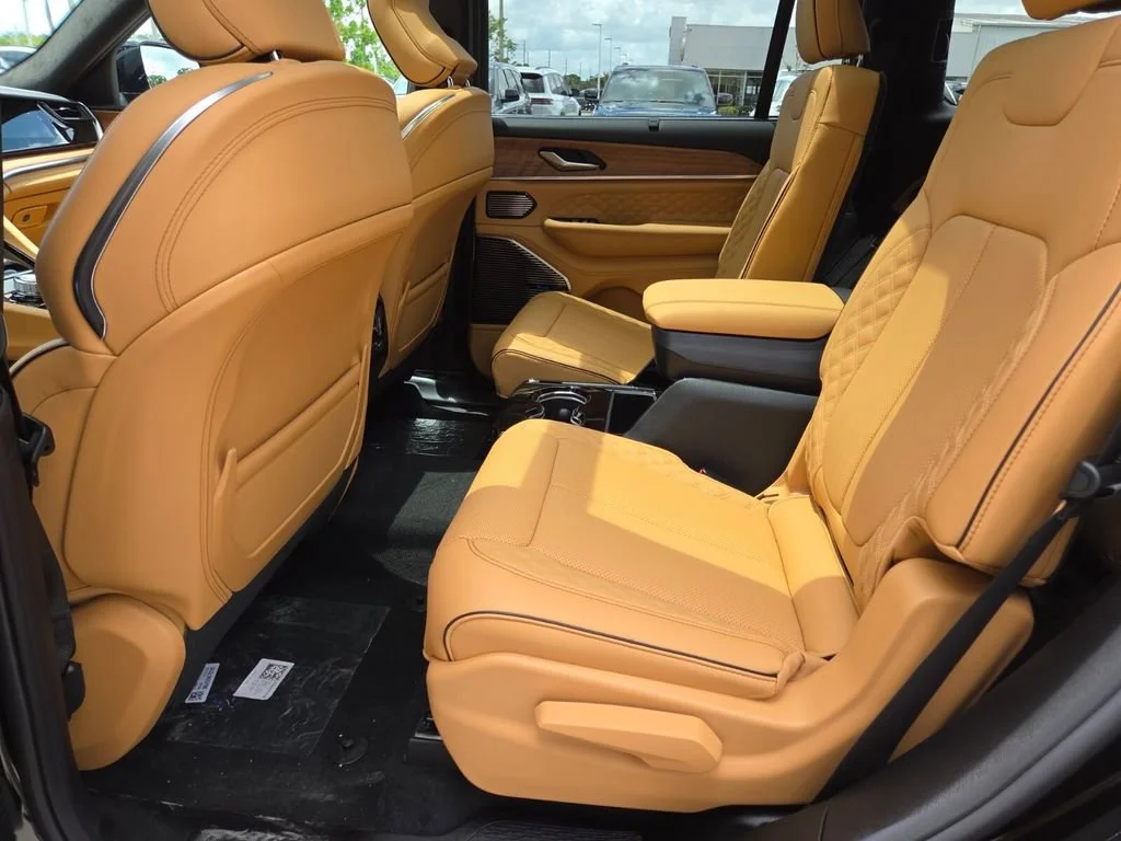 New 2026 Diamond Black Crystal Pearl-Coat Exterior Paint Jeep Summit image 9