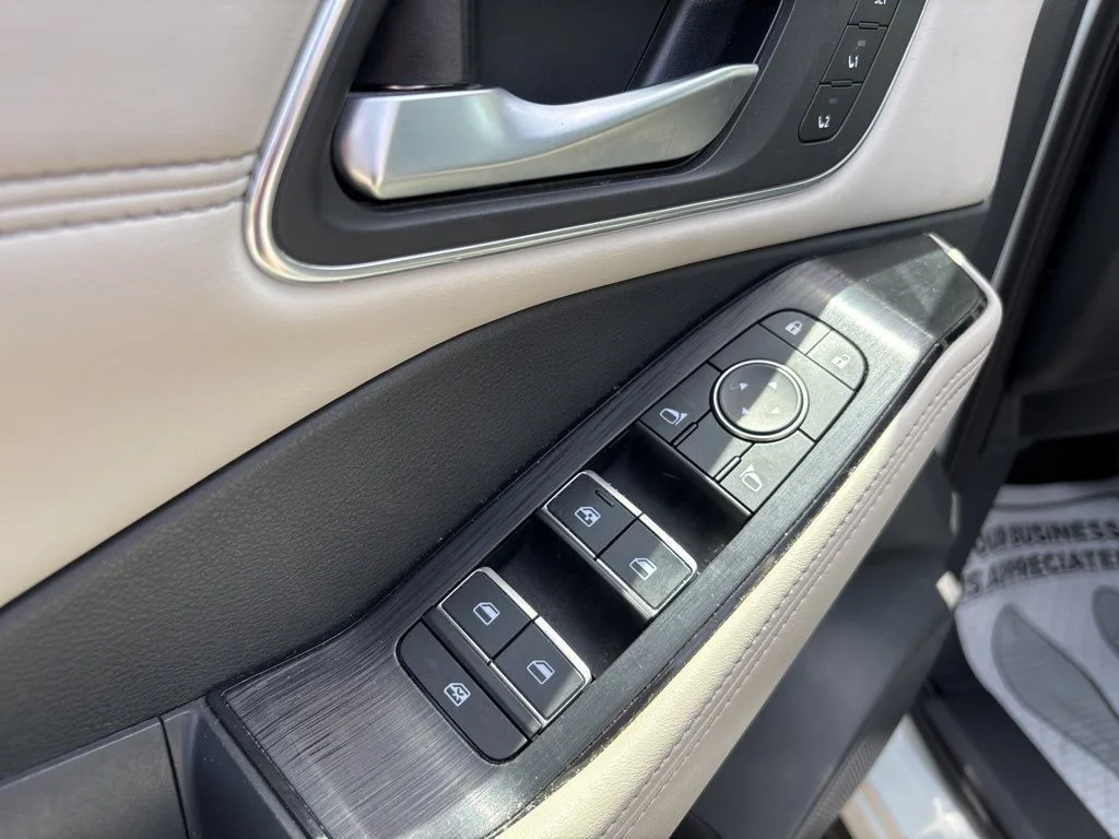 Used 2021 White Nissan SL image 16