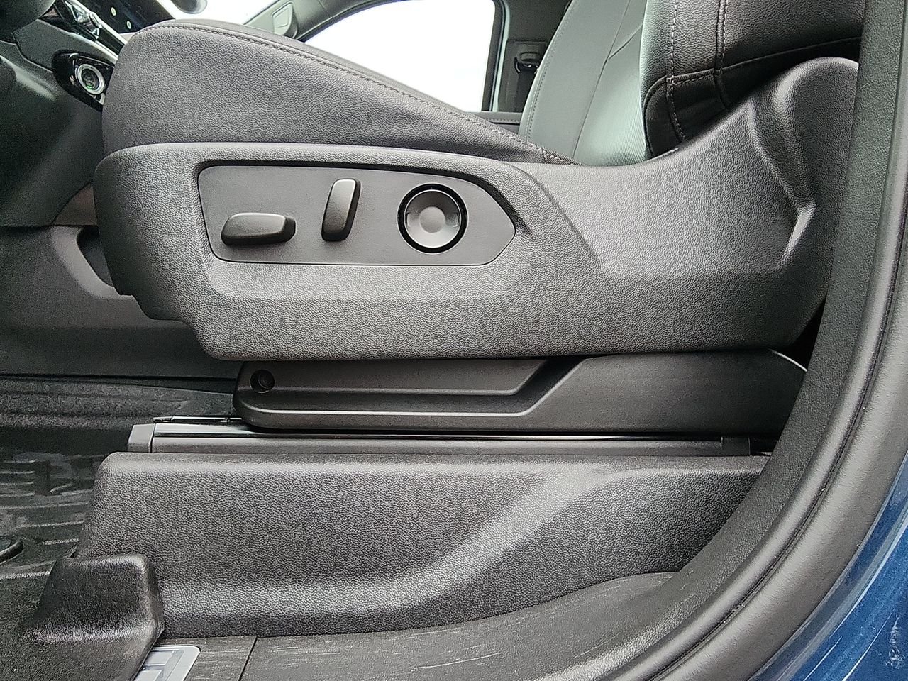 Used 2022 Blue GMC SLT image 12